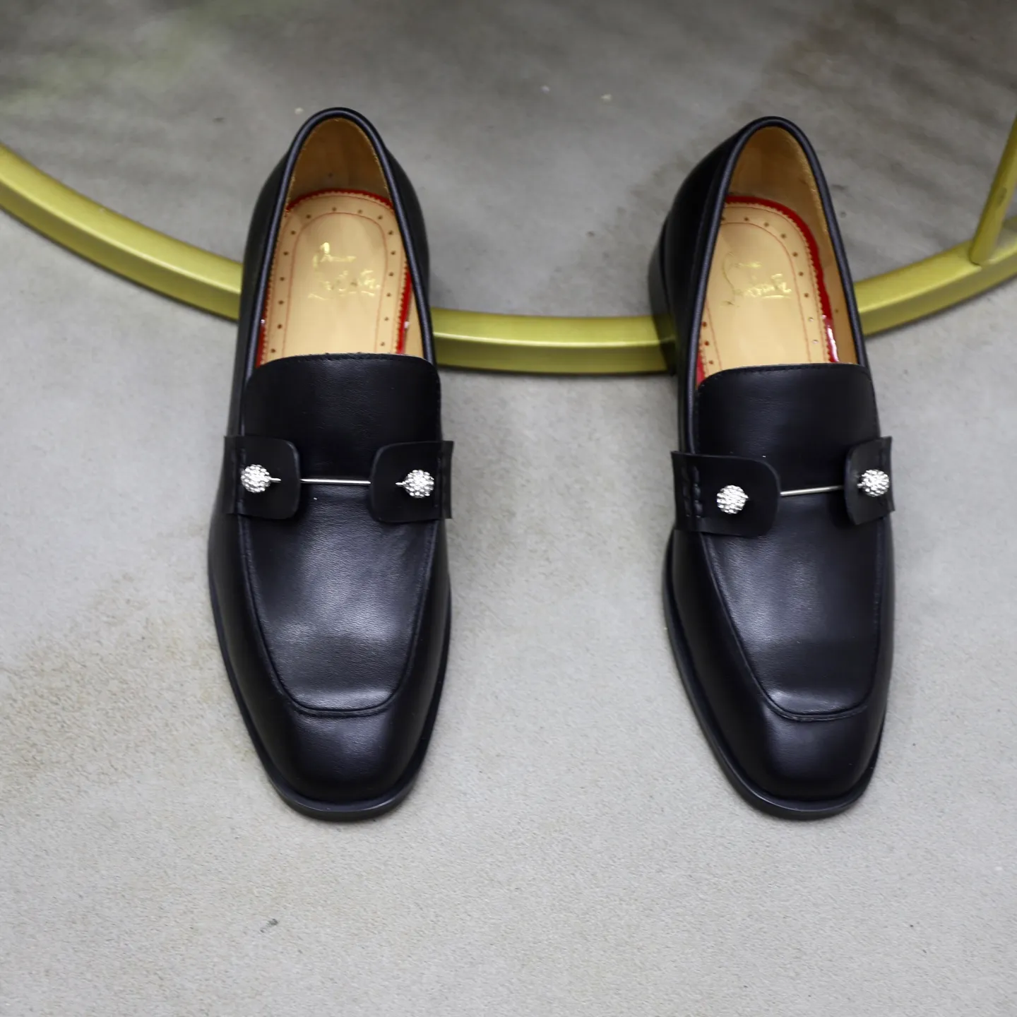 Ex-factory price: 680💰Christia*.Loubouti*🆑High-end men’s business formal leather shoes｜Classic red sole shoes｜Original imported first-layer cowhide｜Water-dyed cowhide lining｜Italian imported red rubber outsole｜High-end luxury｜Perfect interpretation of fashion, sunshine, style, suitable for various occasions Size: 38-44 (customized for 45, 46, 47)